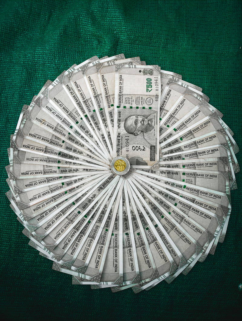Indian 桌布 壁紙 — 印度盧比紙幣在深綠色布料背景上完美地排列成一個圓圈。