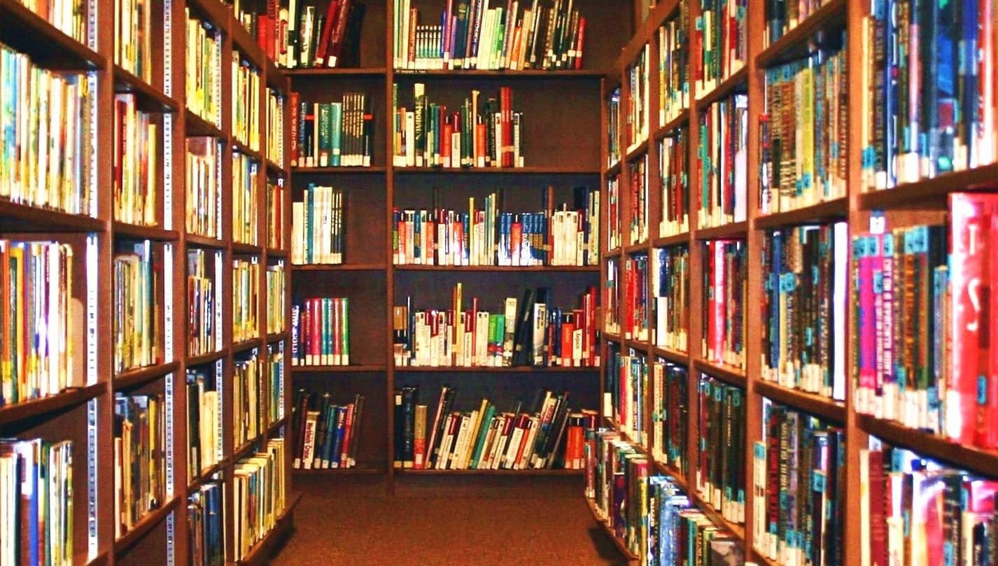 長長的圖書館通道，兩旁排列著高聳的木製書架，書架上擺滿了色彩繽紛的書籍。