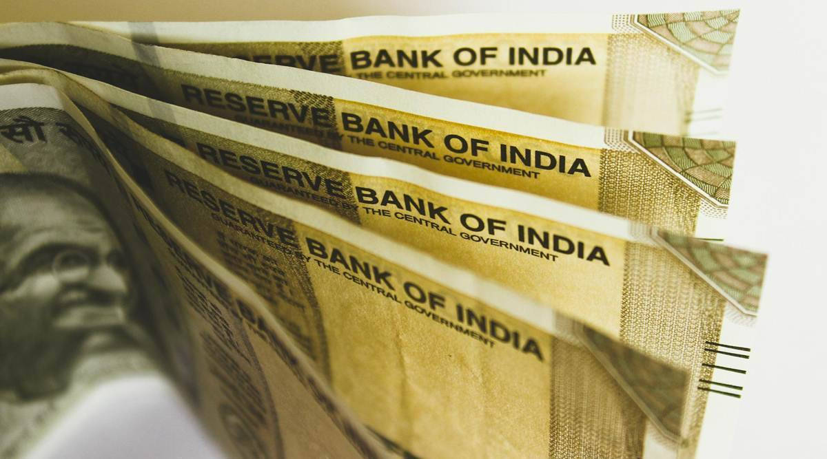 Indian 桌布 壁紙 — 印度紙幣特寫，呈扇形展開，文字和肖像清晰對焦，背景為亮白色。