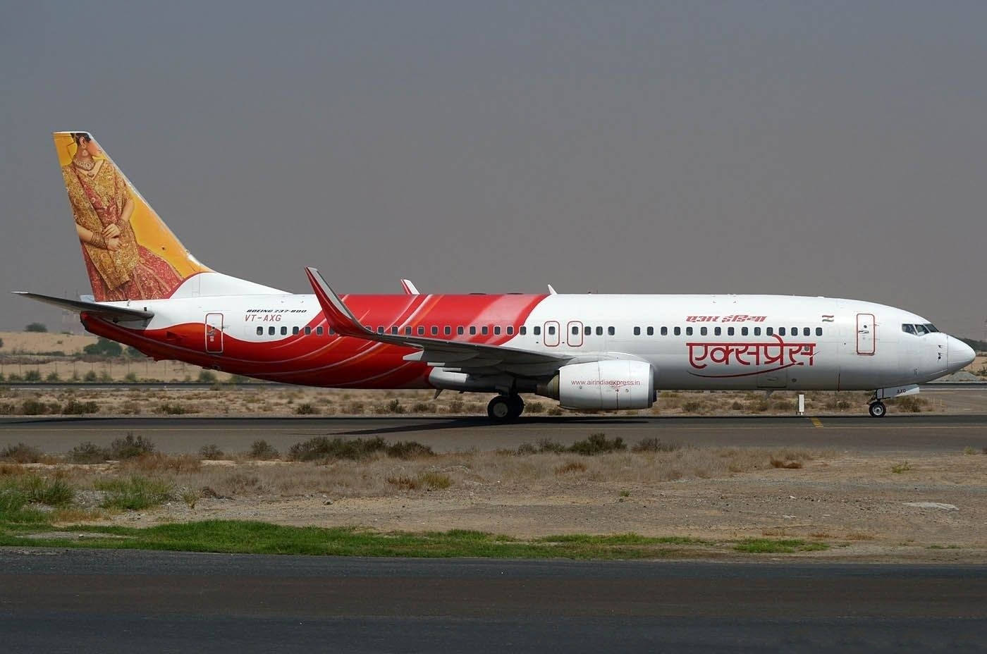 印度航空快運飛機在沙漠跑道上