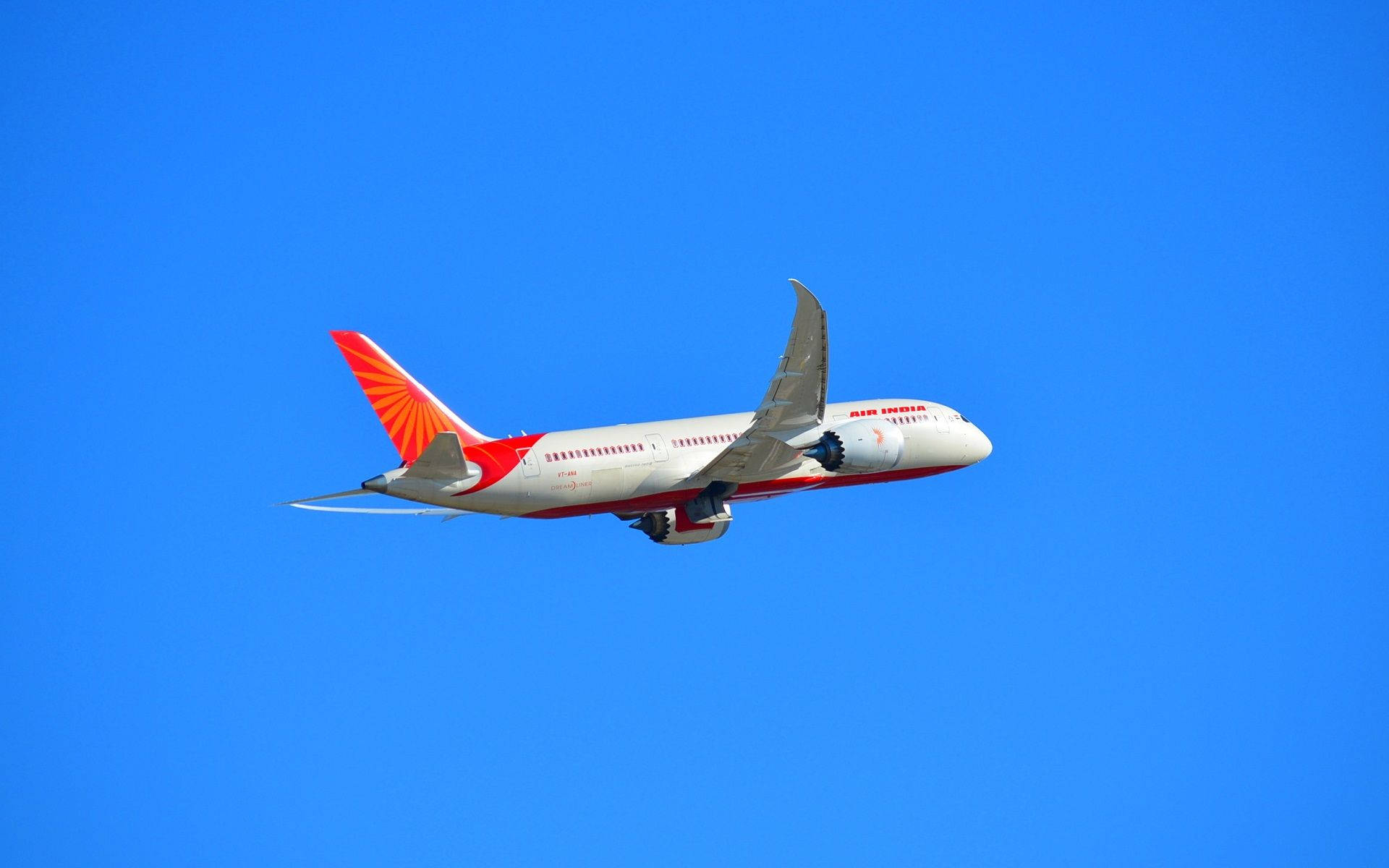 印度航空飛機在清澈藍天中飛行