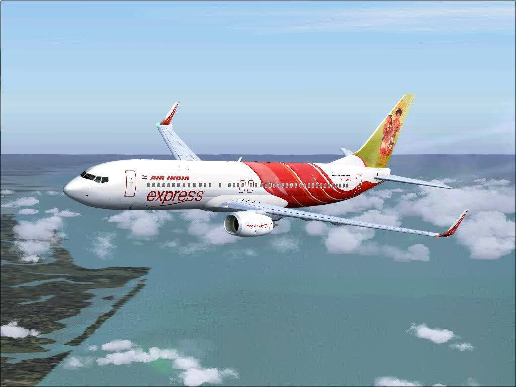 印度航空快運飛機在海洋和雲層上空飛行