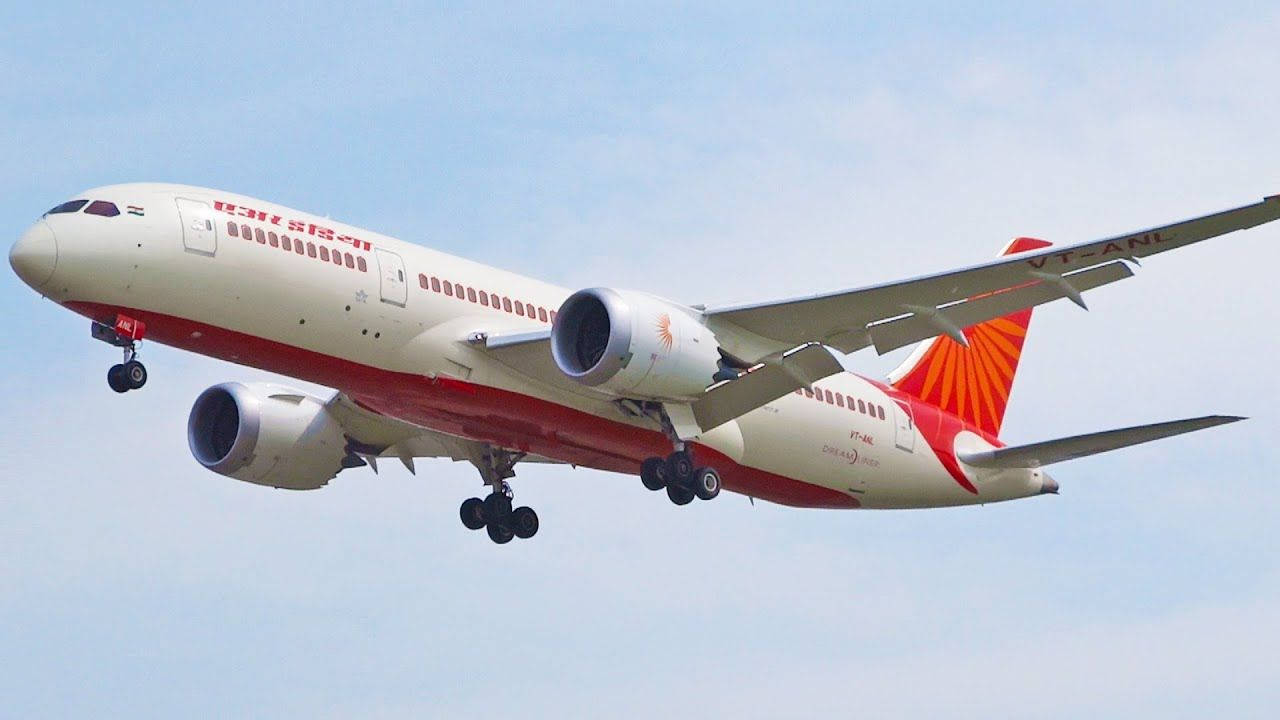 印度航空飛機在晴朗的天空中放下起落架下降。