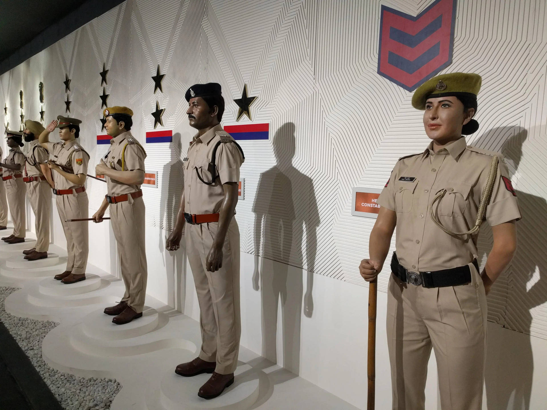 博物館中展示的一排身穿制服的警察蠟像。