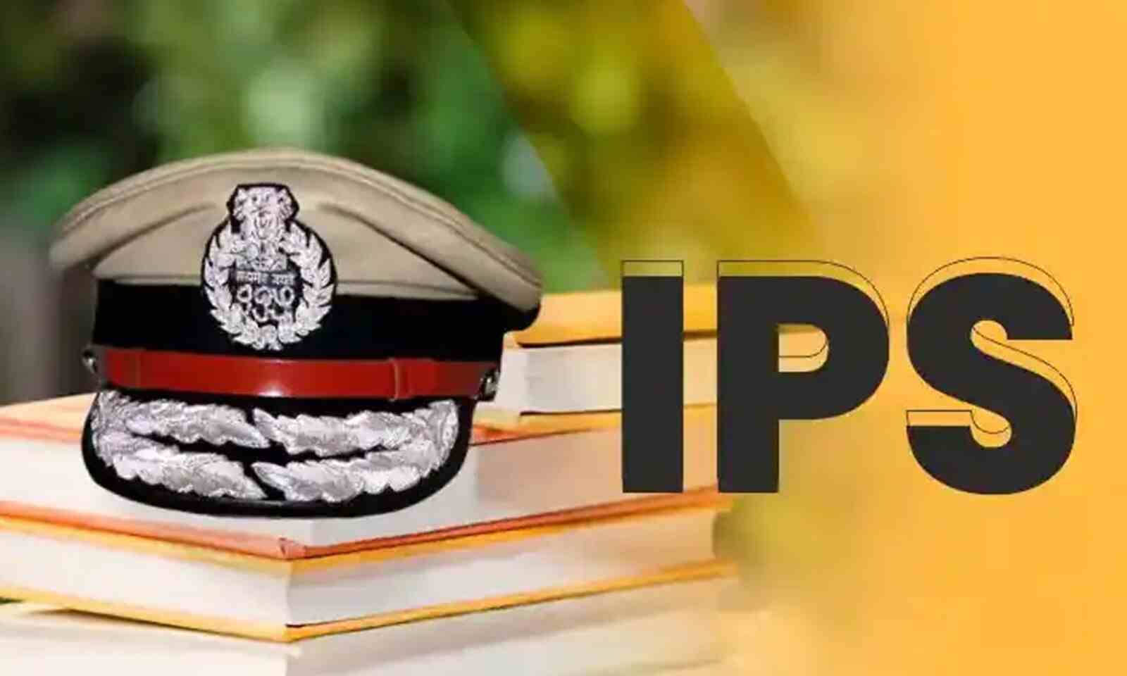 IPS警帽放在書本上，粗體文字