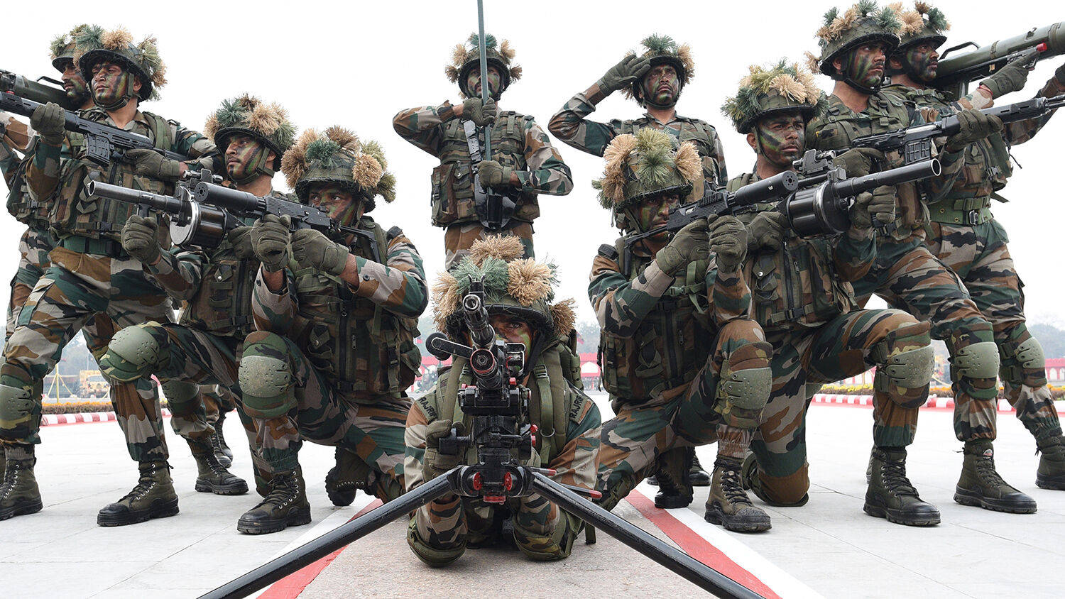 一群身穿迷彩裝備的武裝士兵在戶外列隊。