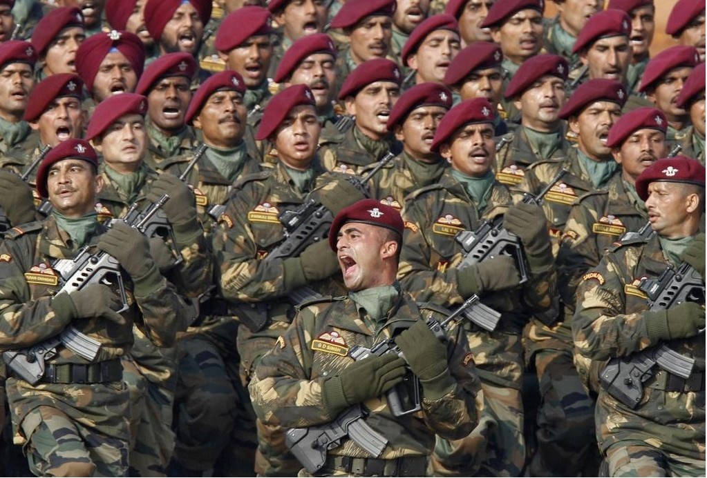 身穿制服的印度陸軍士兵在儀式中列隊吶喊。