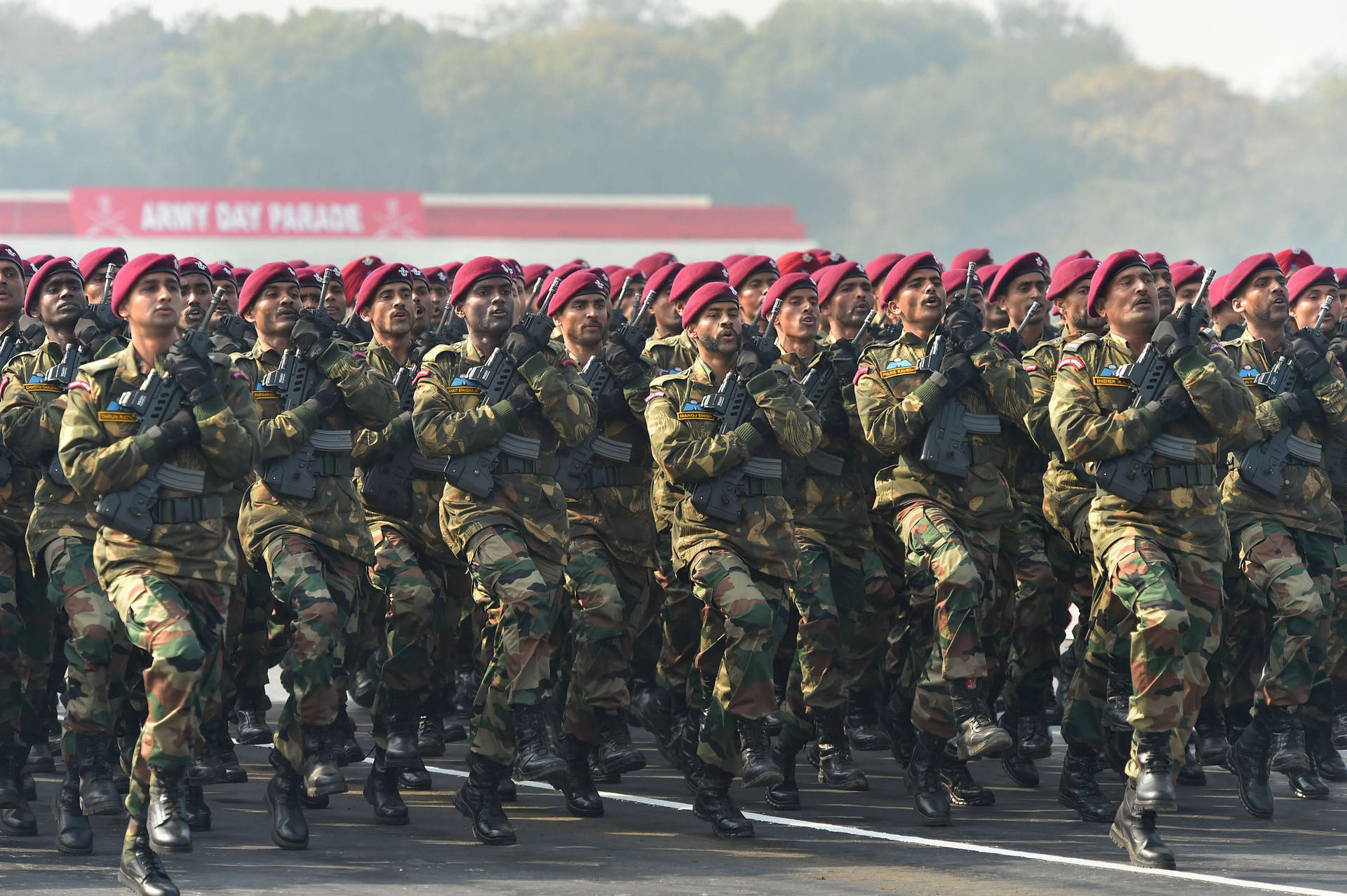 身穿制服的士兵在軍事閱兵中以隊列行進。