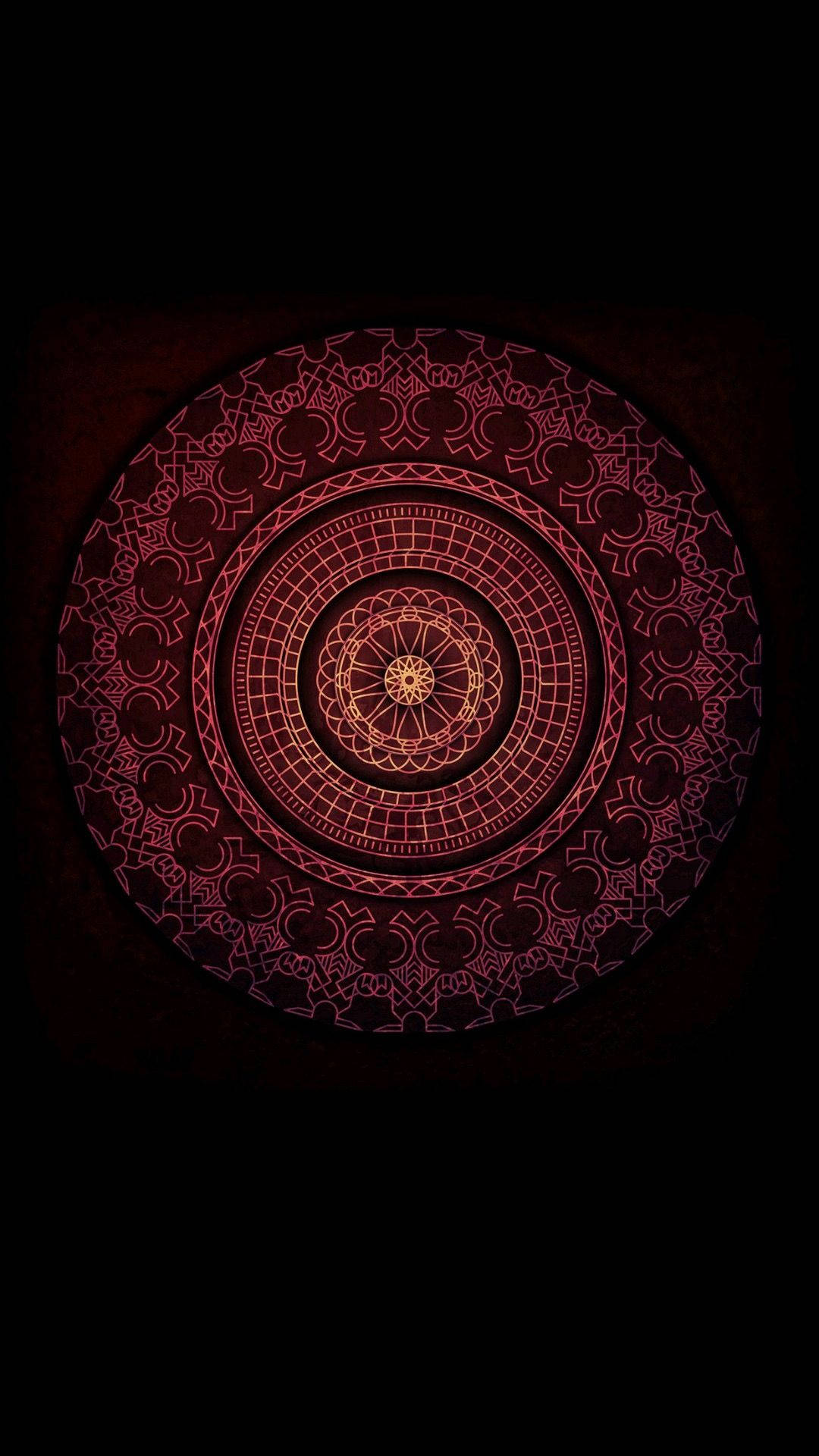 印度風暗色曼陀羅 壁紙 — 一個發光的紅色曼陀羅，帶有複雜的幾何圖案，從中央的星爆向黑暗背景輻射。