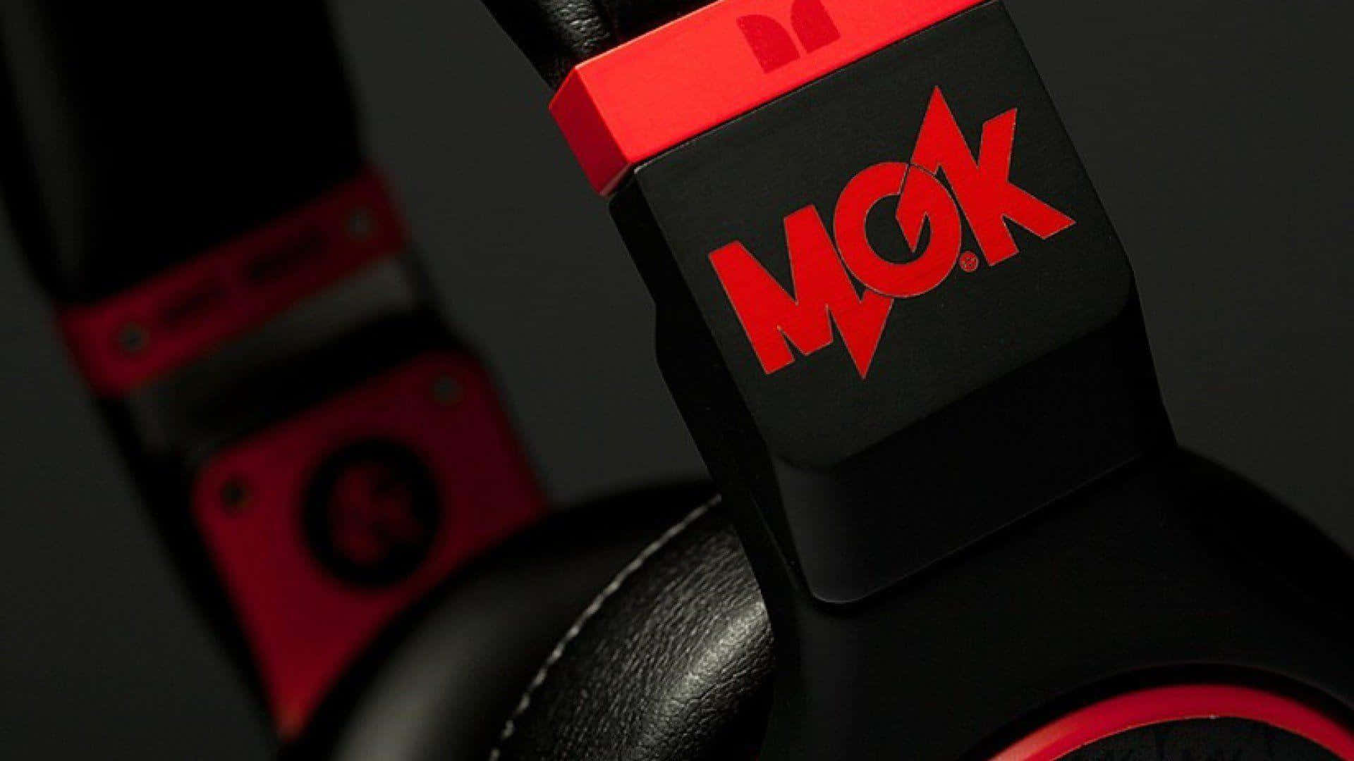 時尚的黑色和紅色遊戲耳機，在工作室燈光下帶有MOK標誌。