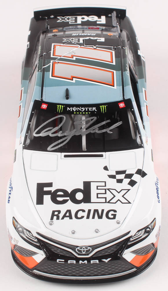 FedEx Racing Toyota Camry賽車，帶有11號和車手簽名。