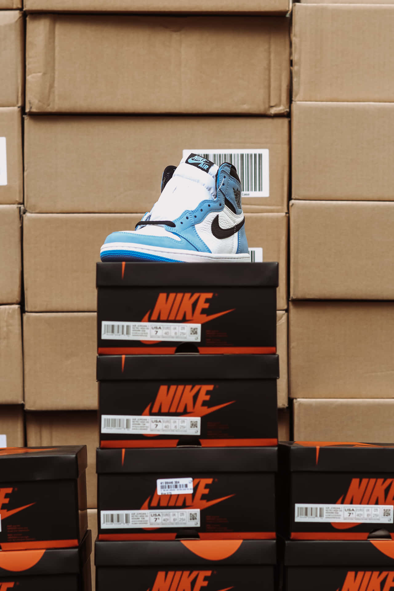 一隻藍白色Nike Air Jordan波鞋放在疊起的Nike鞋盒上。