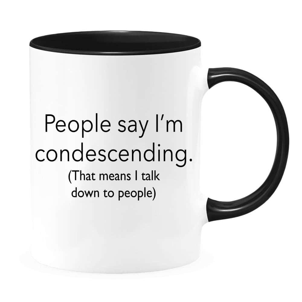白色杯子，黑色手柄，文字將「condescending」定義為居高臨下地與人交談。