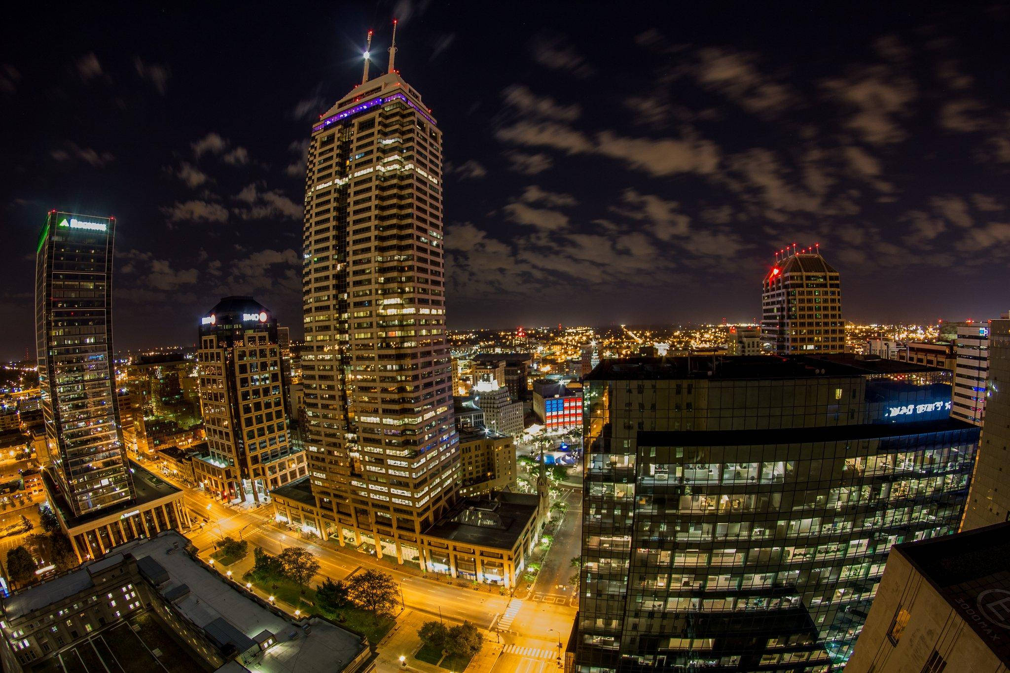 印第安納州印第安納波利斯夜景高樓 壁紙 — 充滿活力的夜景城市景觀，摩天大樓燈火通明，街道在星空下閃閃發光。