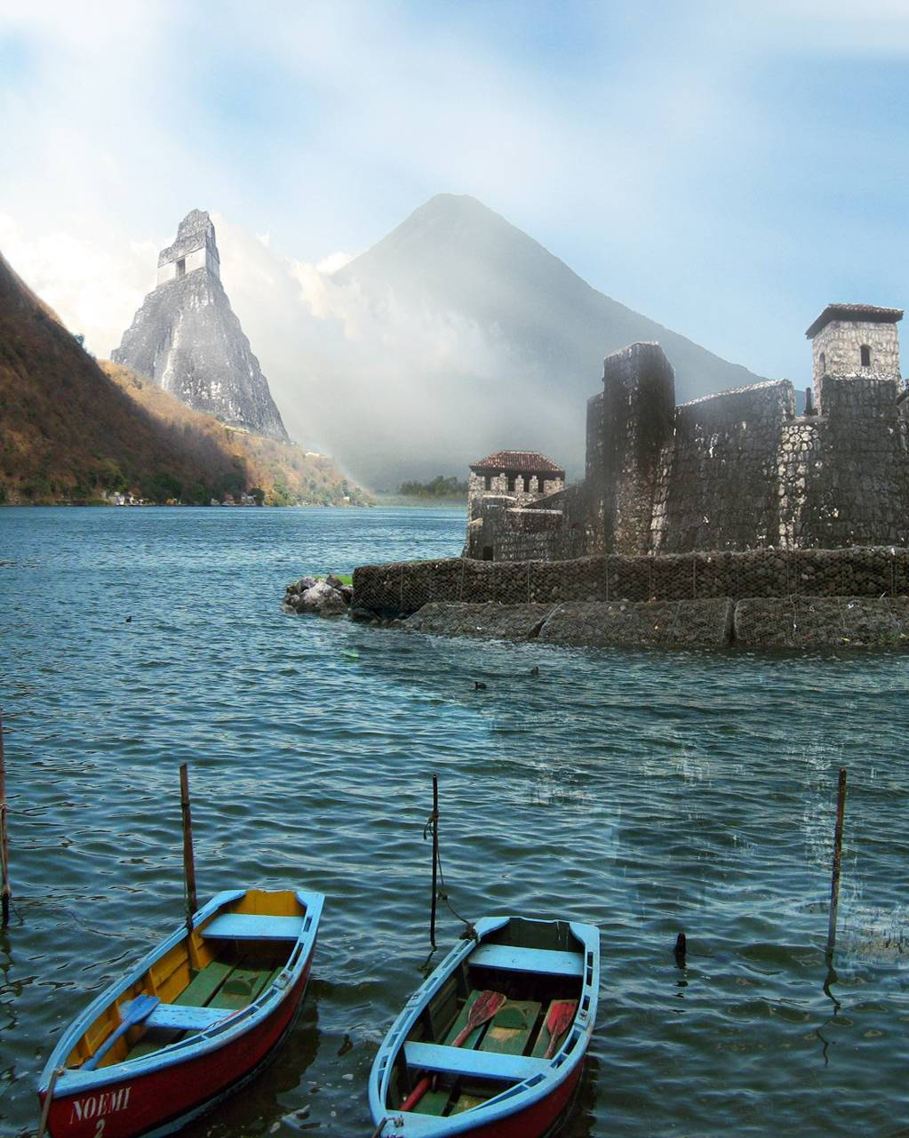 色彩繽紛的船隻停泊在群山環繞的霧湖古老石遺跡旁。