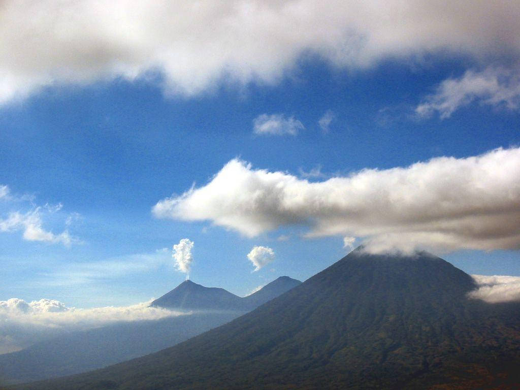 火山在藍天白雲下冒煙