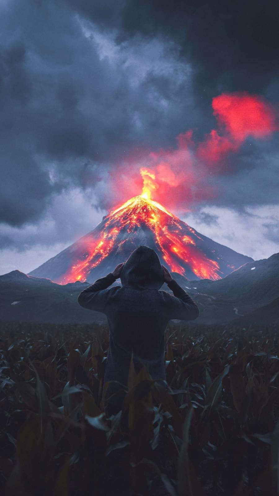 黃昏時在田野觀看火山爆發的人