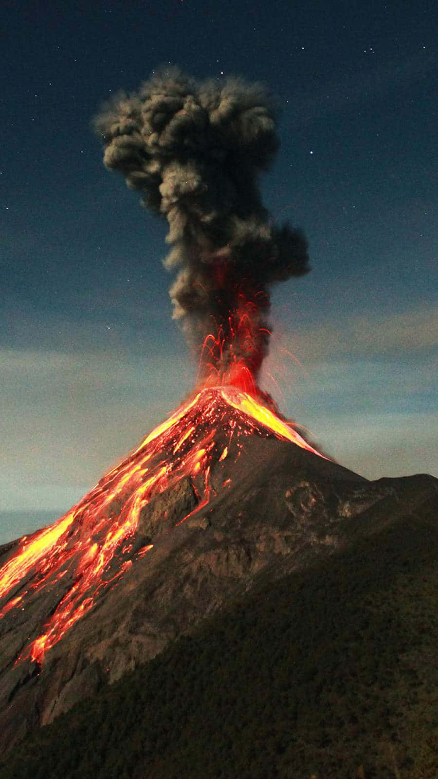 火山在星空夜空下爆發，噴出熔岩和火山灰