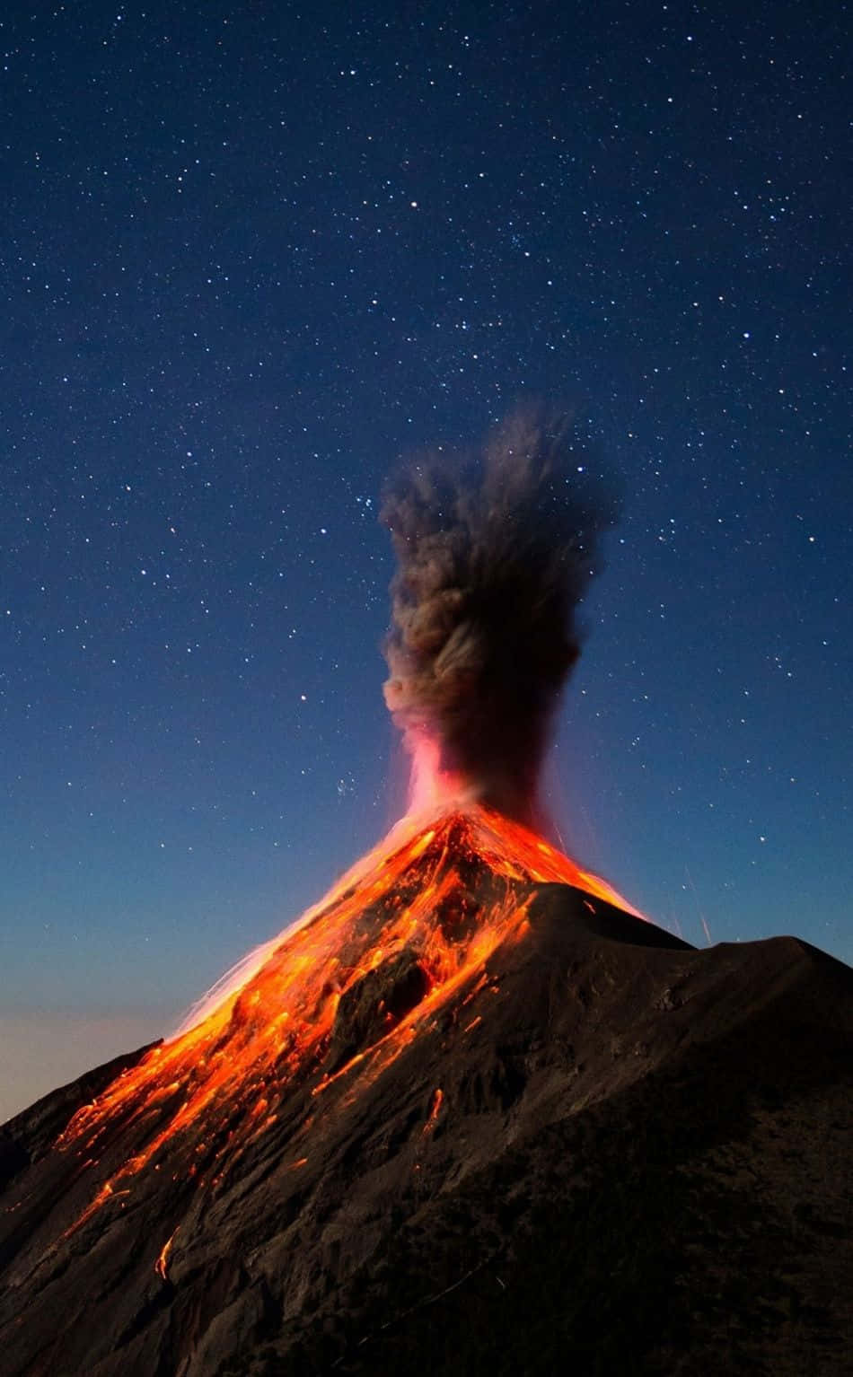 火山夜間爆發，熔岩在星空下流動