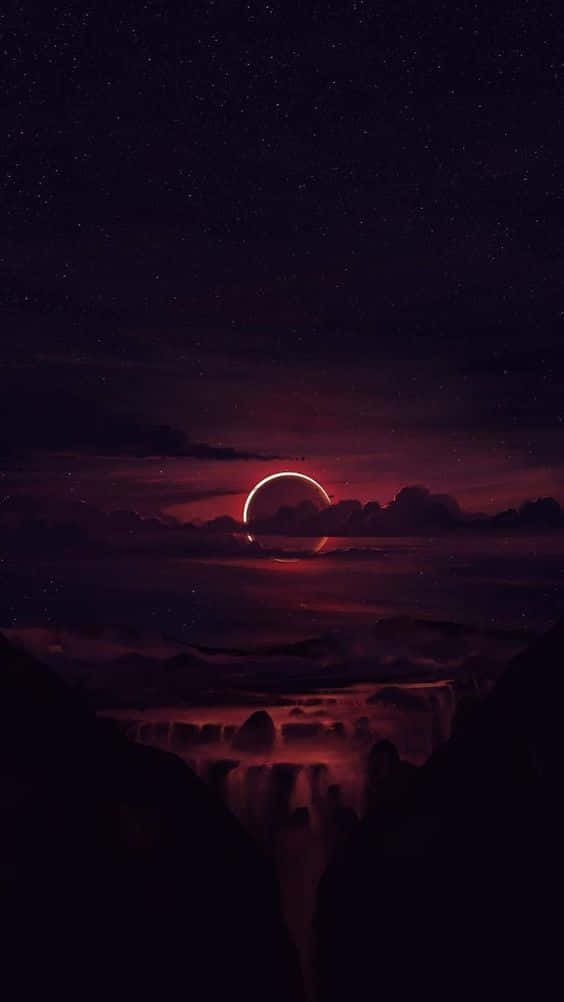星夜下霧峽谷上空嘅紅色新月