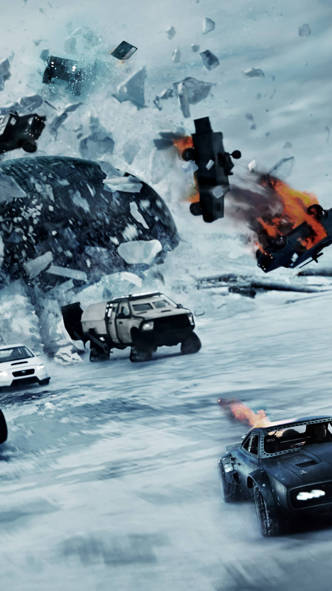汽車在雪地地形中奔馳，伴隨爆炸和飛散碎片。
