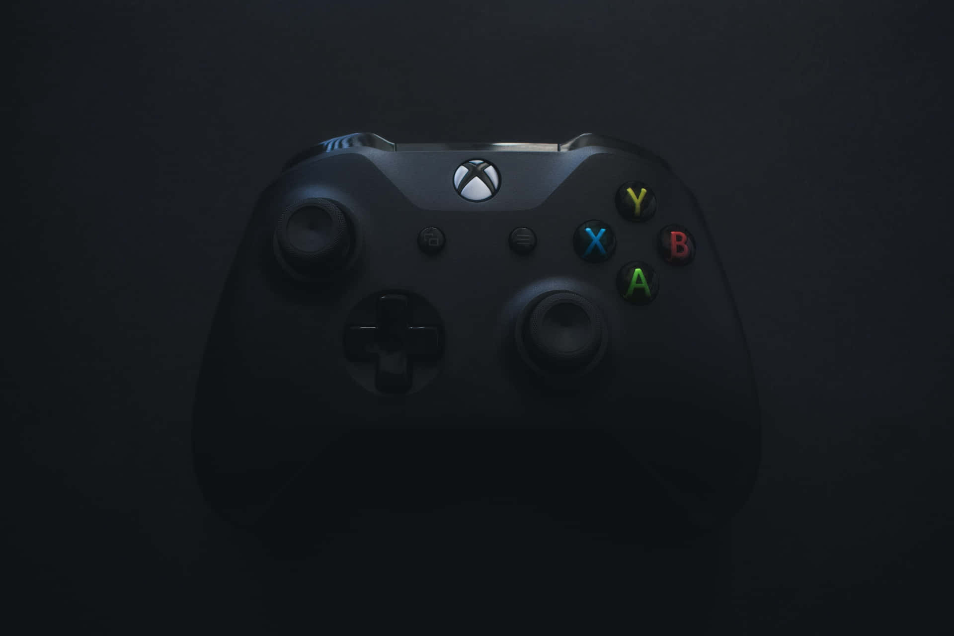 黑色Xbox手掣，按鈕發光，深色背景