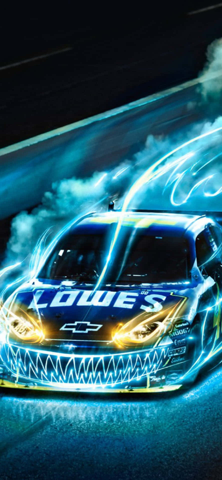 藍色Lowe's NASCAR賽車在夜間高速行駛，帶有電光和煙霧。