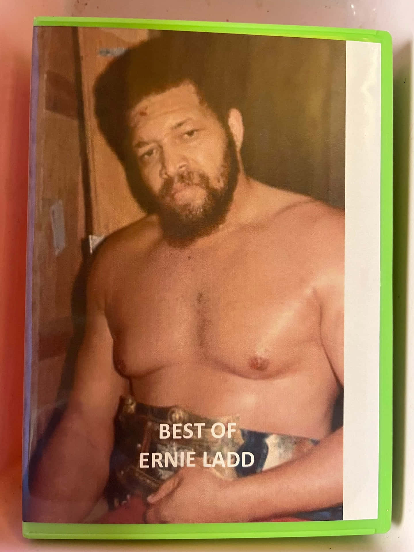摔角手 Ernie Ladd 手持冠軍腰帶的肖像。