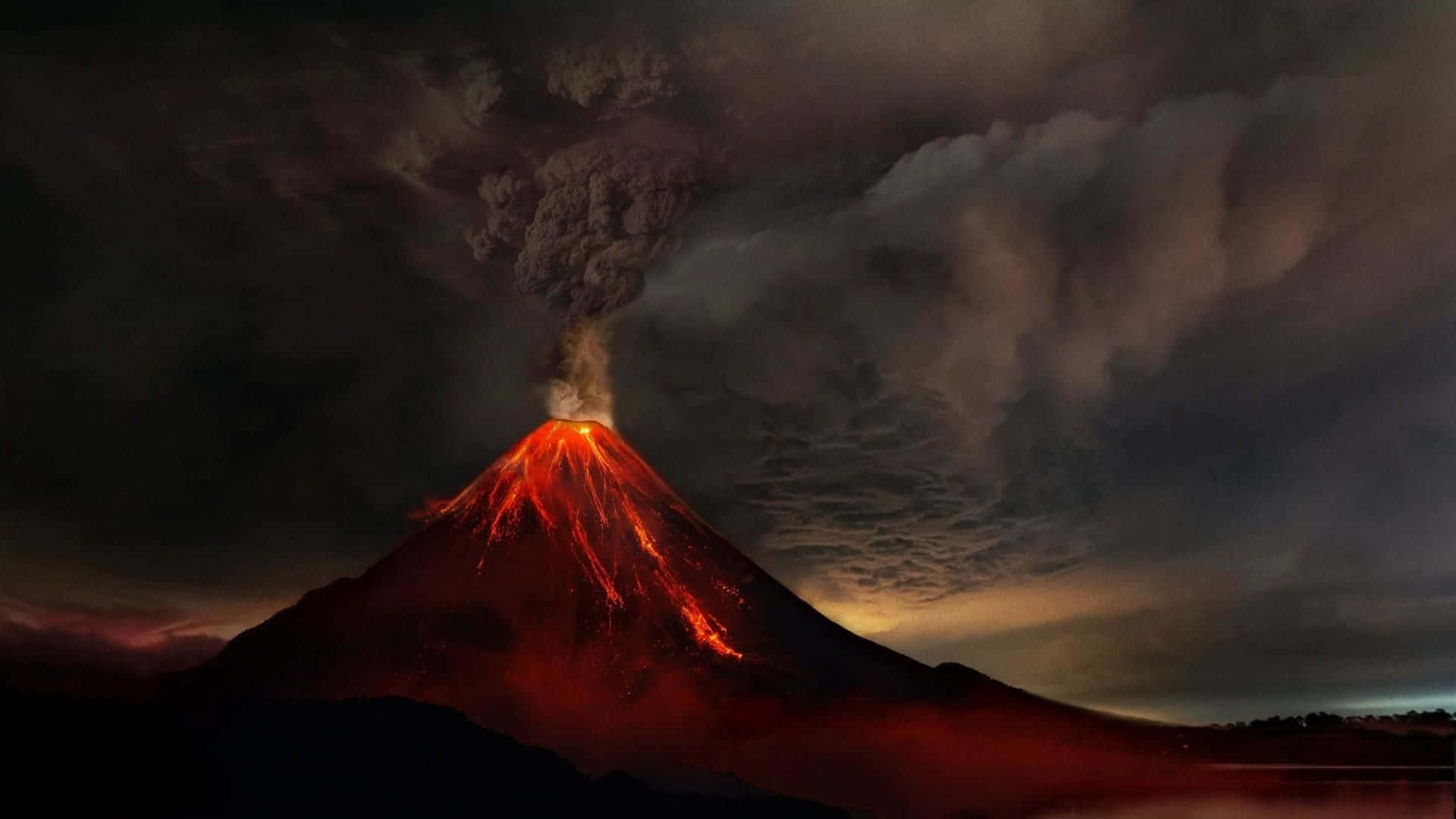 夜間火山爆發，發光熔岩和黑煙。