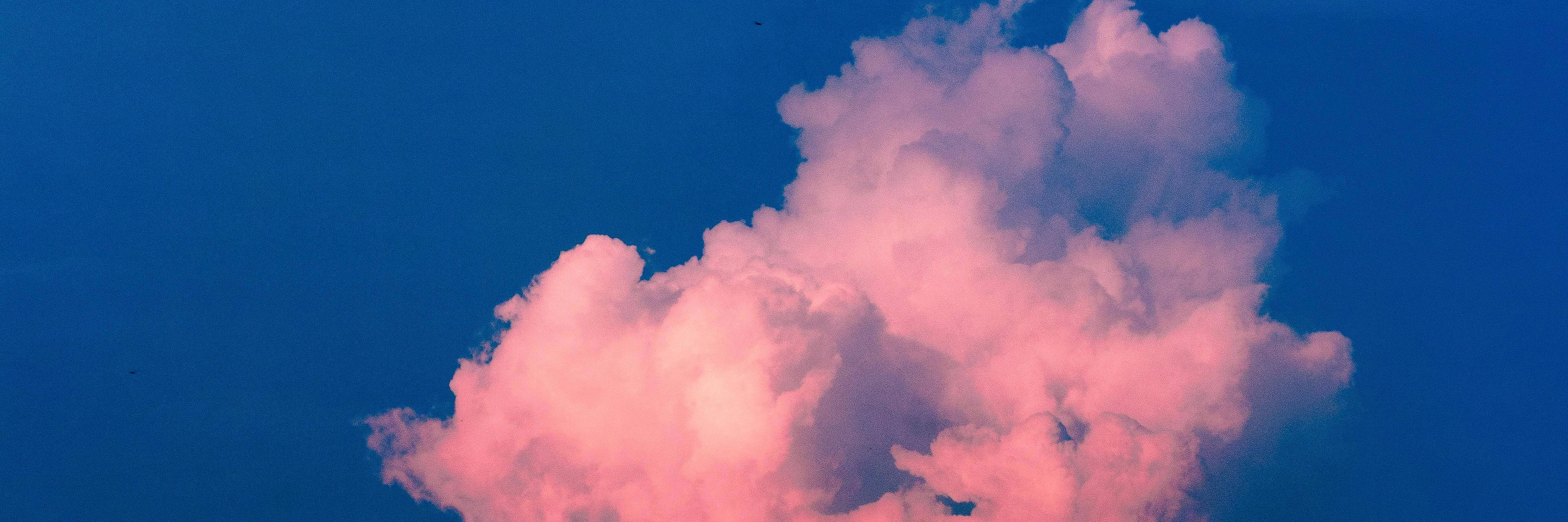 在深藍色天空中閃耀的粉紅色雲朵，日落時分