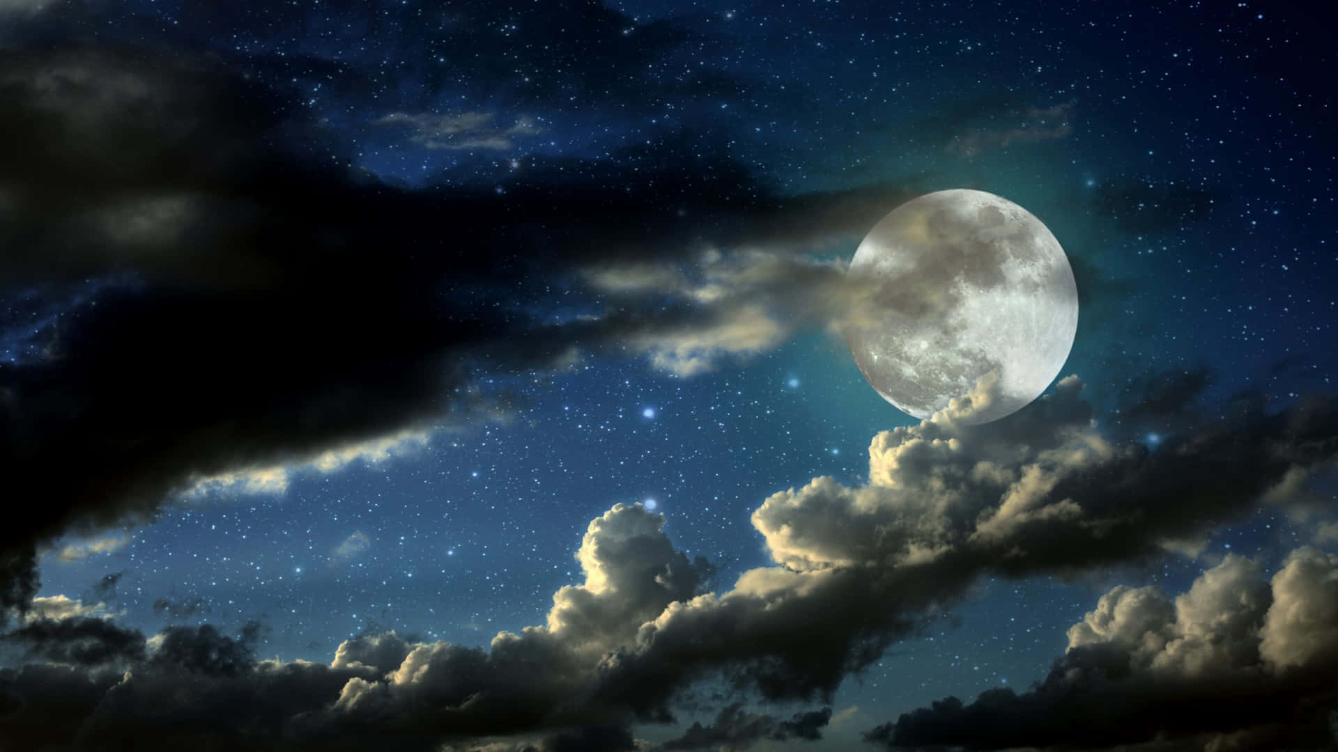 厚重雲層星空月夜 壁紙 — 一輪明亮的滿月在戲劇性的雲層後發光，映襯著繁星點點的夜空。