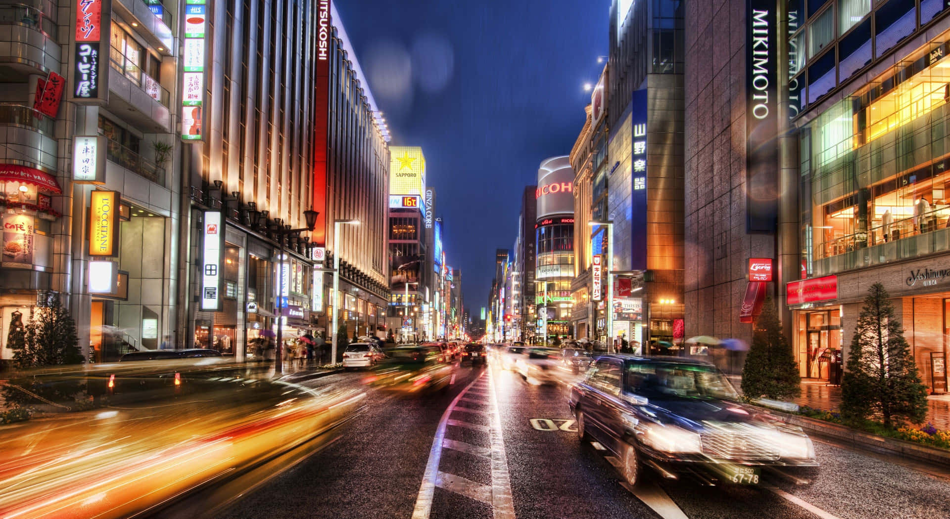 夜晚霓虹燈照亮的東京街道，模糊的車燈和高樓大廈。
