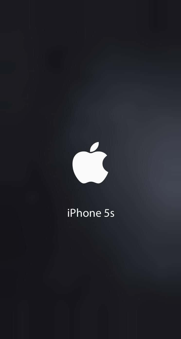 白色Apple標誌和iPhone 5s文字在深色漸變背景上。 — 簡約風格 壁紙