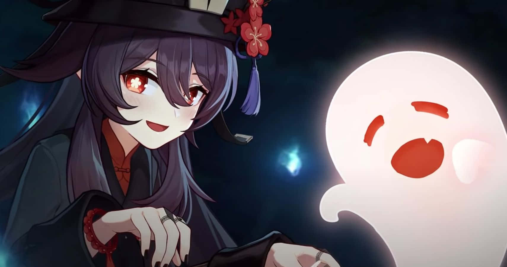 《原神》中的「舞焰少女」胡桃 壁紙 — 一個戴著巫師帽的微笑動漫女孩在黑暗神秘背景下與一個發光的紅臉幽靈互動。