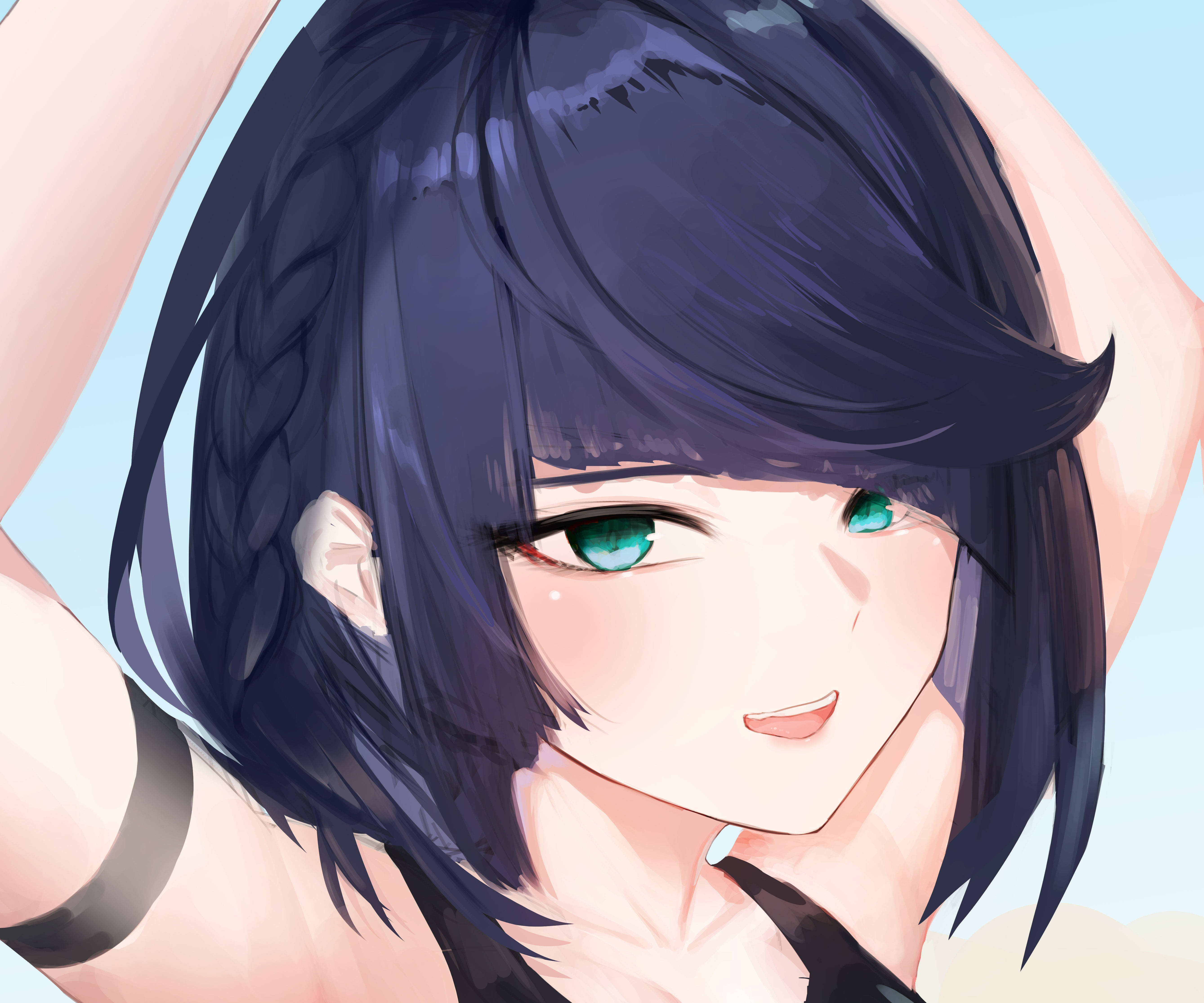 原神夜蘭的美麗形象 壁紙 — 一個開心的動漫女孩，深色辮子頭髮和充滿活力的綠色眼睛，微笑著舉起雙臂，背景是柔和的藍天。