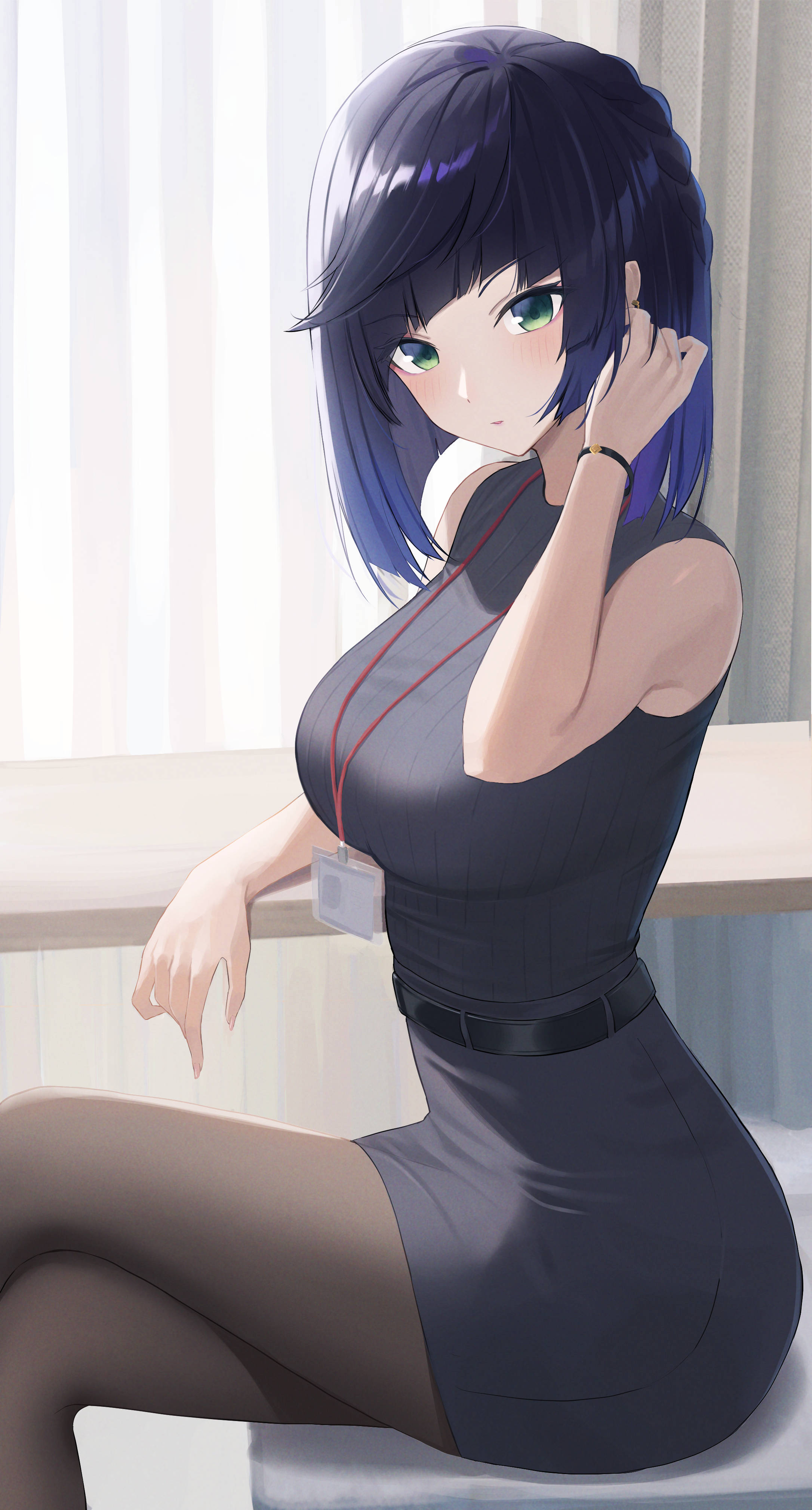 原神性感葉蘭 壁紙 — 一位年輕的動漫女性，黑髮綠眼，坐在窗邊，穿著深灰色連衣裙和黑色絲襪。