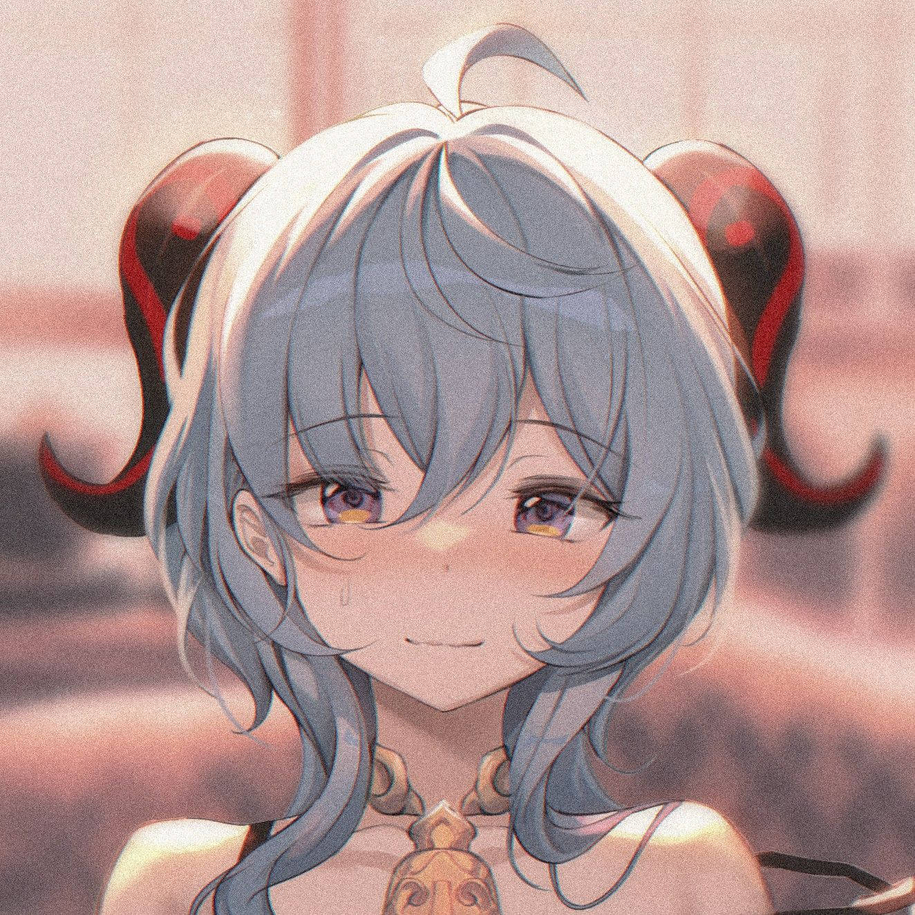 原神甘雨顆粒感插畫頭像 壁紙 — 一個開心的動漫女孩，銀色頭髮和紅色角狀雙馬尾，在溫暖模糊的背景前溫柔微笑。