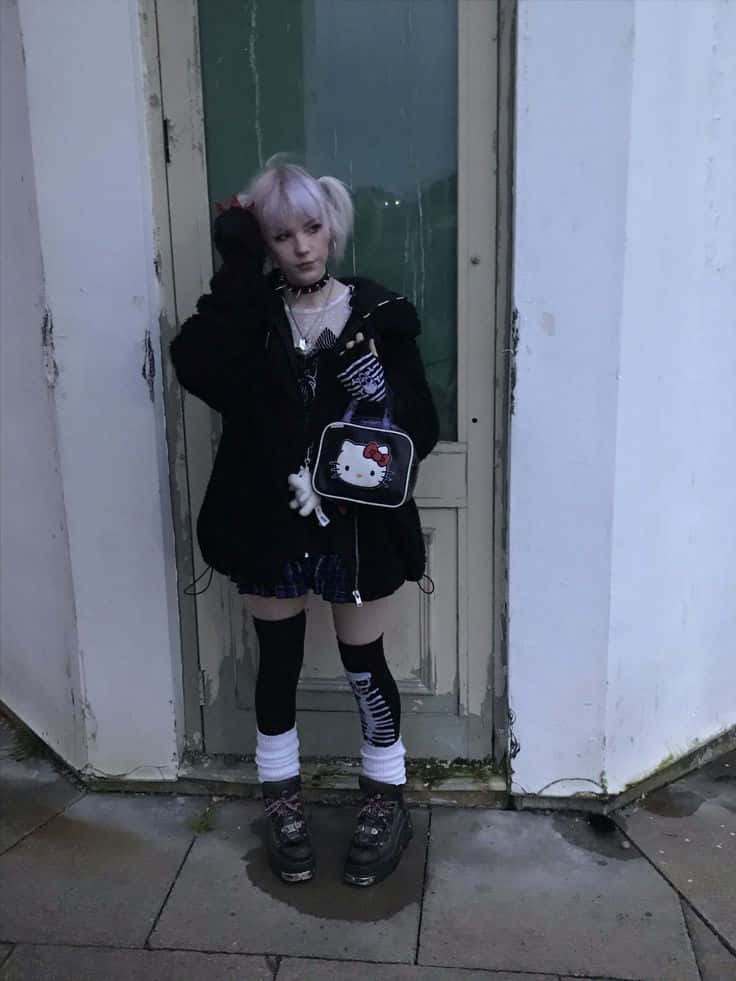 穿哥德蘿莉塔服裝的人拿著Hello Kitty手袋靠近門