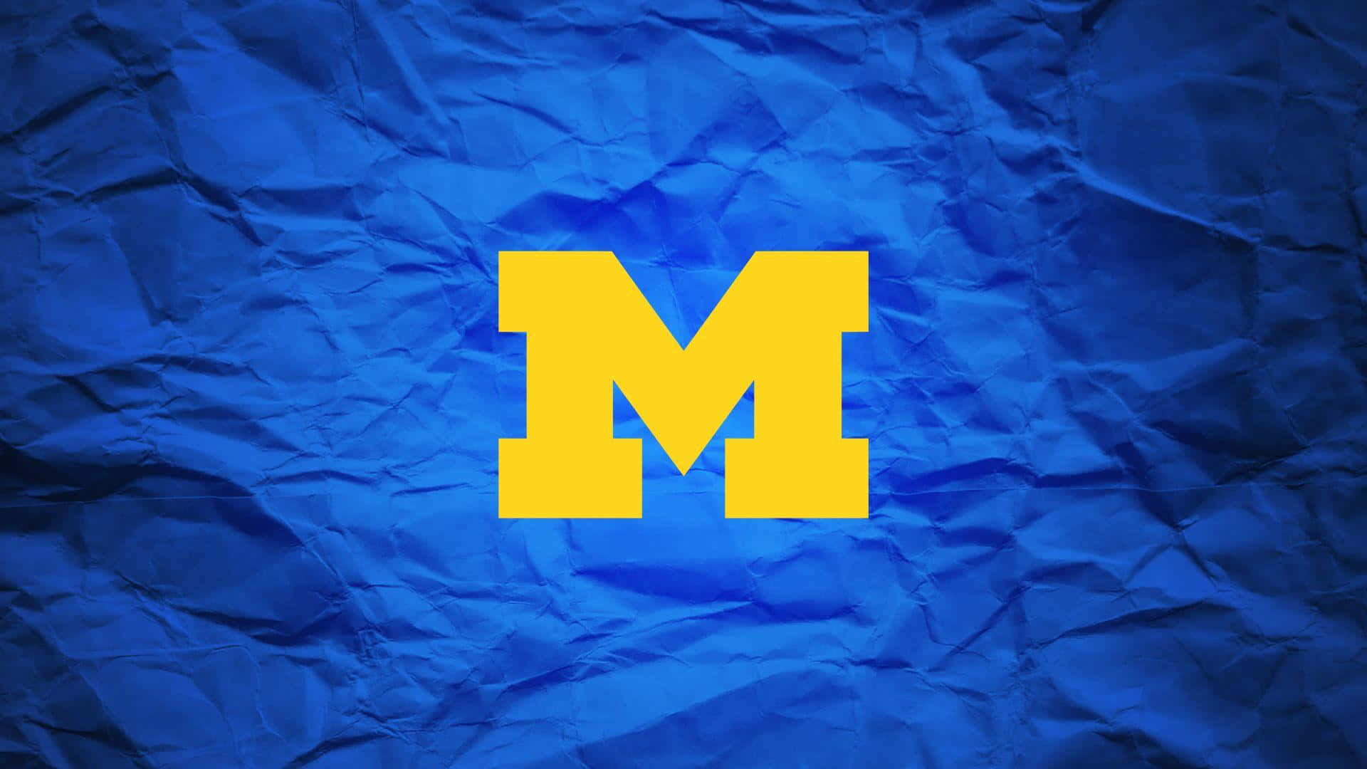 藍色皺紙背景上的黃色「M」標誌