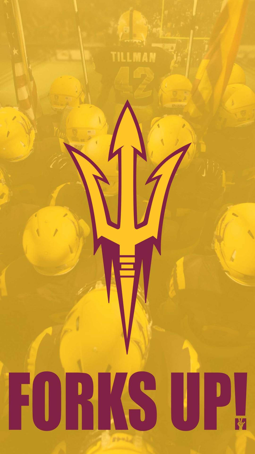 亞利桑那州立大學足球隊聚集在一起，帶有「Forks Up!」口號和球隊標誌。
