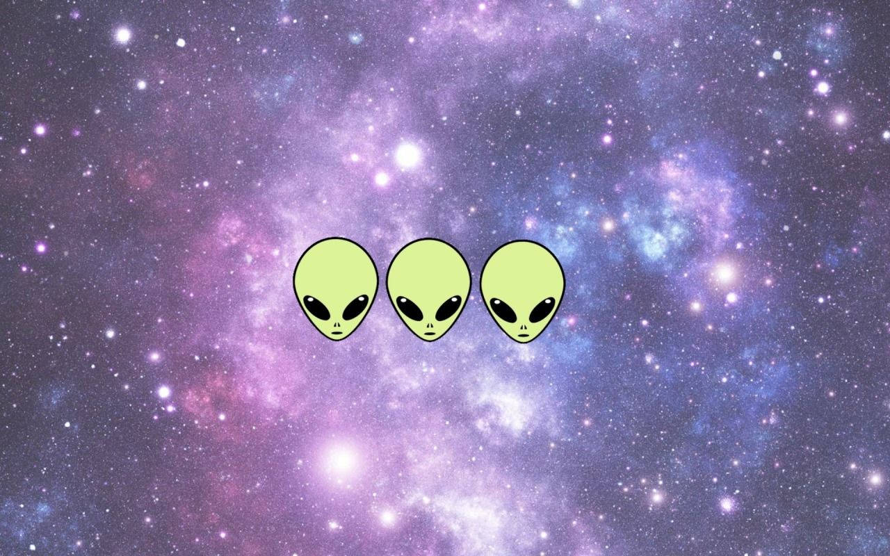 三個綠色卡通外星人漂浮在色彩繽紛的星空宇宙星雲中。