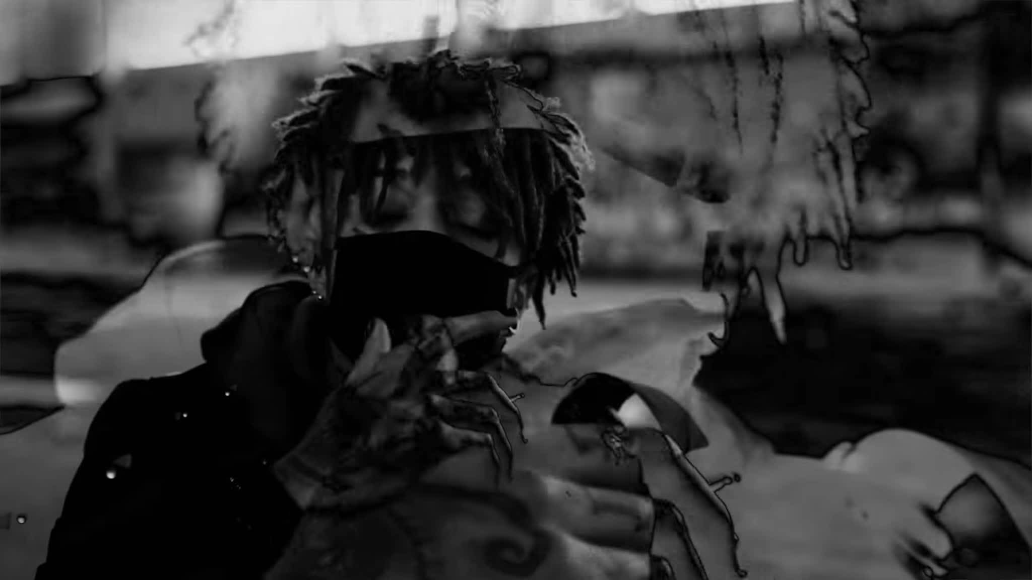 反叛音樂：Scarlxrd 舞台高能瞬間 壁紙 — 一個單色肖像，人物有辮子頭和戴口罩，在粗糙的城市環境中拿著香煙。