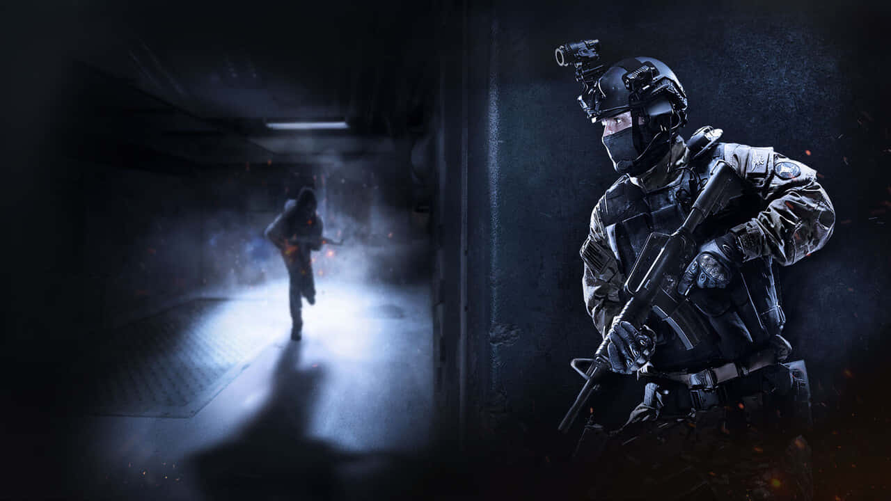 《反恐精英：全球 Offensive》720p 背景——反恐特種兵藏身牆後 壁紙 — 一名全副武裝的戰術士兵在黑暗的走廊中保持警覺，另一個人影正跑向前方的明亮光線。