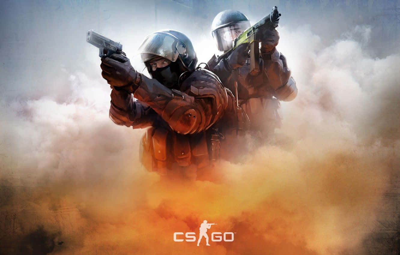 《反恐精英：全球 Offensive》煙霧中穿行桌面壁紙 壁紙 — 兩名戰術操作員在煙霧和薄霧中瞄準武器，處於高風險槍戰中的粗糙數位藝術場景。