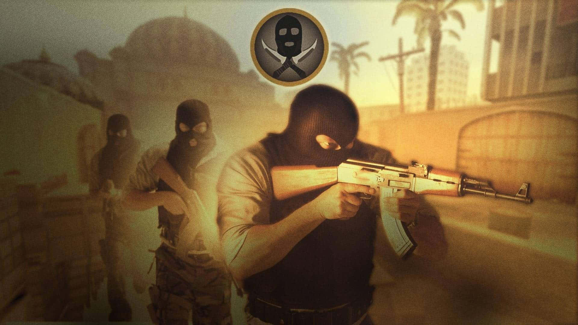 《反恐精英：全球 Offensive》黑面戰士高清背景 壁紙 — 兩名戴面具嘅持槍男子喺一條塵土飛揚嘅城市小巷，背景有圓頂建築同棕櫚樹。