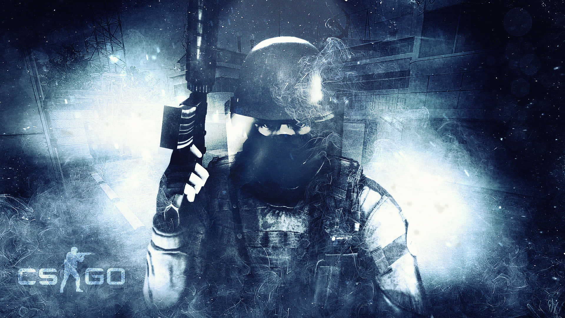 《反恐精英：全球 Offensive》反恐特種兵桌面壁紙 壁紙 — 一名戴著面具、身穿戰術裝備的CS:GO士兵在昏暗的城市環境中，於發光的藍色煙霧和碎片中手持步槍。