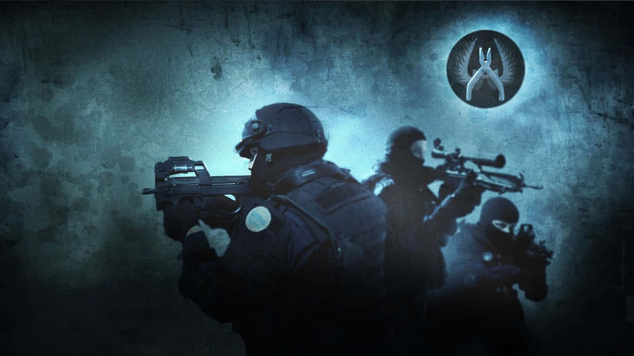 《反恐精英：全球 Offensive》720p 背景——沉浸式遊戲體驗 壁紙 — 剪影戰術小隊身穿黑色裝備，在詭異藍光下前進，上方有發光標誌。