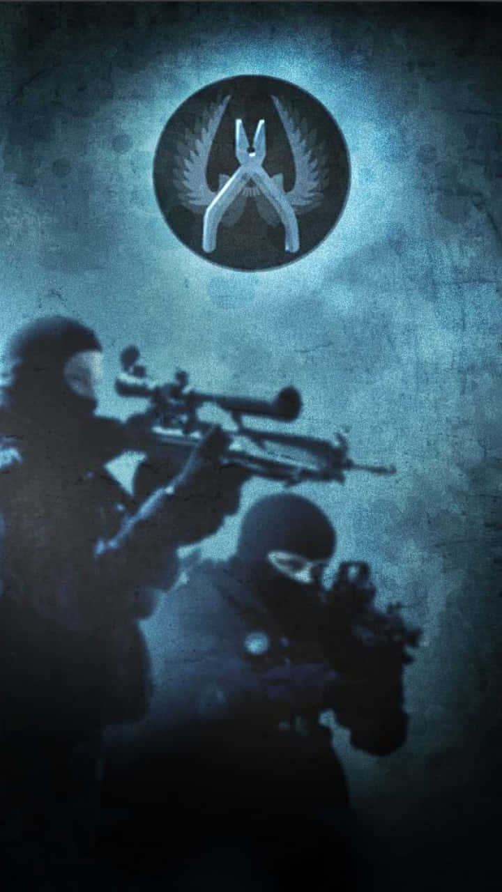 兩名蒙面士兵將步槍瞄準一個帶翅膀的鉗子發光標誌。