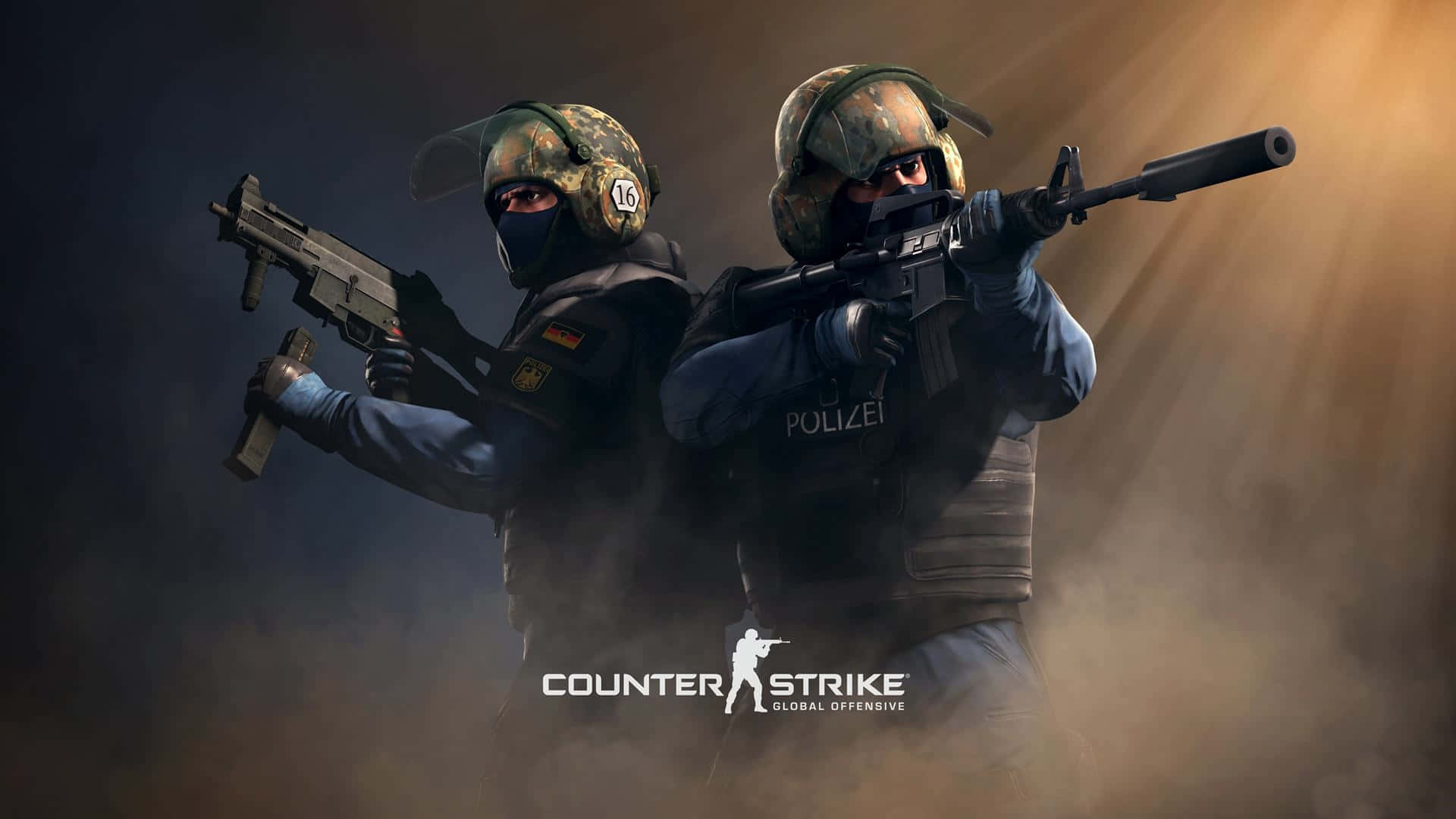 《反恐精英：全球 Offensive》M4 與 AK 武器桌面壁紙 壁紙 — 兩名身穿迷彩裝備的戰術警察在煙霧背景下專注地瞄準步槍。