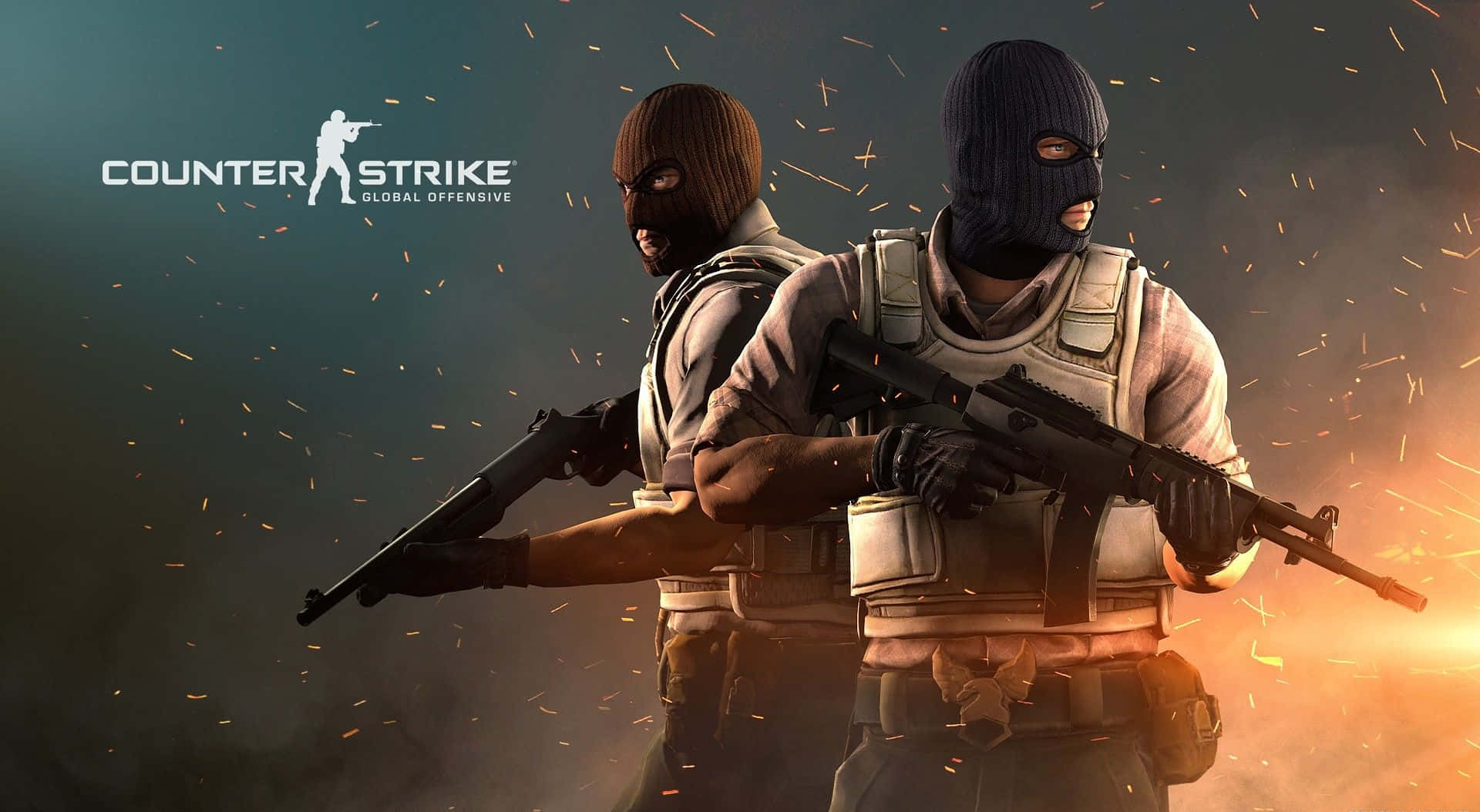 《反恐精英：全球 Offensive》霰彈槍與步槍桌面壁紙 壁紙 — 兩名戴著面具的Counter Strike恐怖分子身穿戰術裝備，在煙霧彌漫的背景中手持步槍，火花四濺。